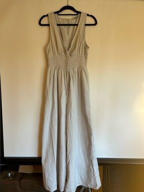 AMERICAN EAGLE LIGHT GREY CRINKLE JUMPSUIT V-NECK WITH TIE STRING WOMEN’S SIZE M